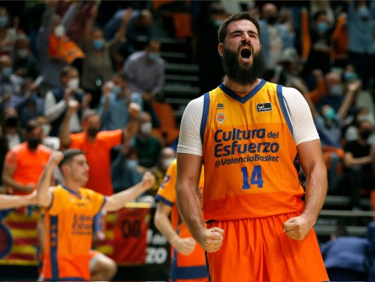El Valencia, fuerte como visitante, amenaza la pista del invicto Barça
