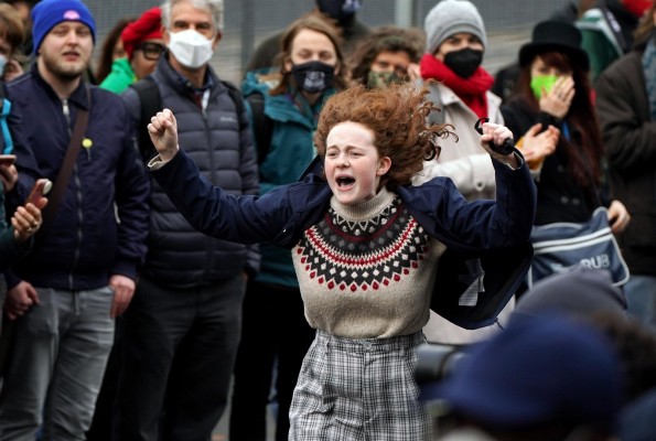 Activistas marchan en Glasgow para protestar por la falta de avances lograda en la Cumbre del Clima