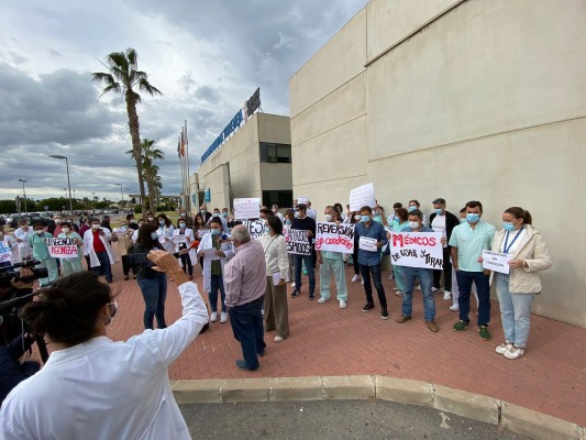 Medio centenar de sanitarios se manifiestan contra la 