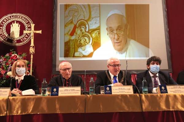 Mendoza apuesta por un tratamiento que sustituya a las vacunas en la apertura del curso académico de la UCAM