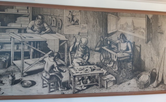 La colección BBVA cede temporalmente un mural cerámico del artista Leirbag al Museo del Calzado
