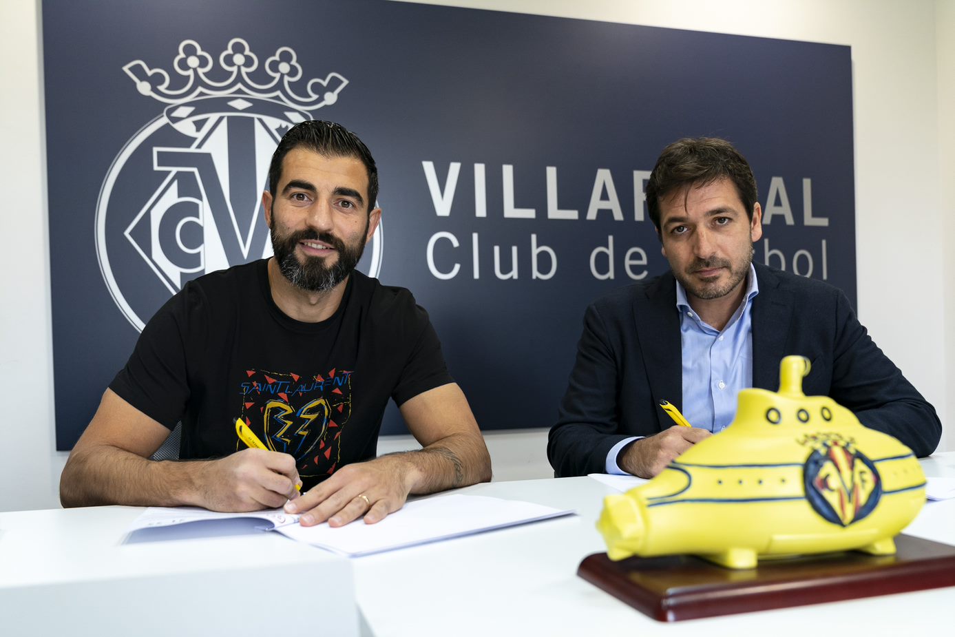 Momento de la firma de la renovación. (Foto: VILLARREAL CF) - 