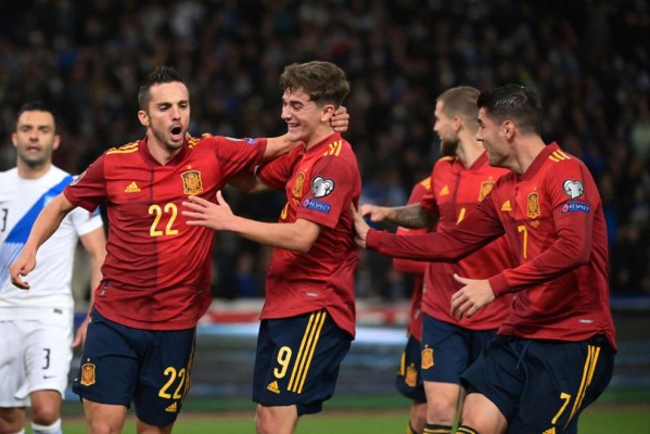 España conquista Atenas y se pone líder de grupo