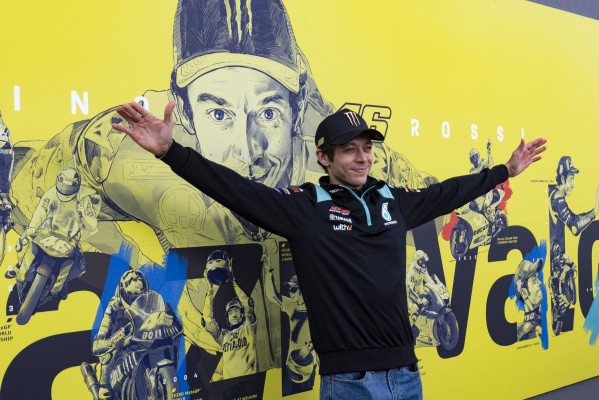 Fernández y Gardner pugnan por Moto2 en el adiós de Rossi