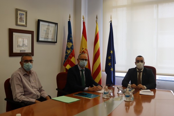 Benlloch firma con Caixa Rural Vila-real el préstamo de 3,2
millones para inversiones de futuro