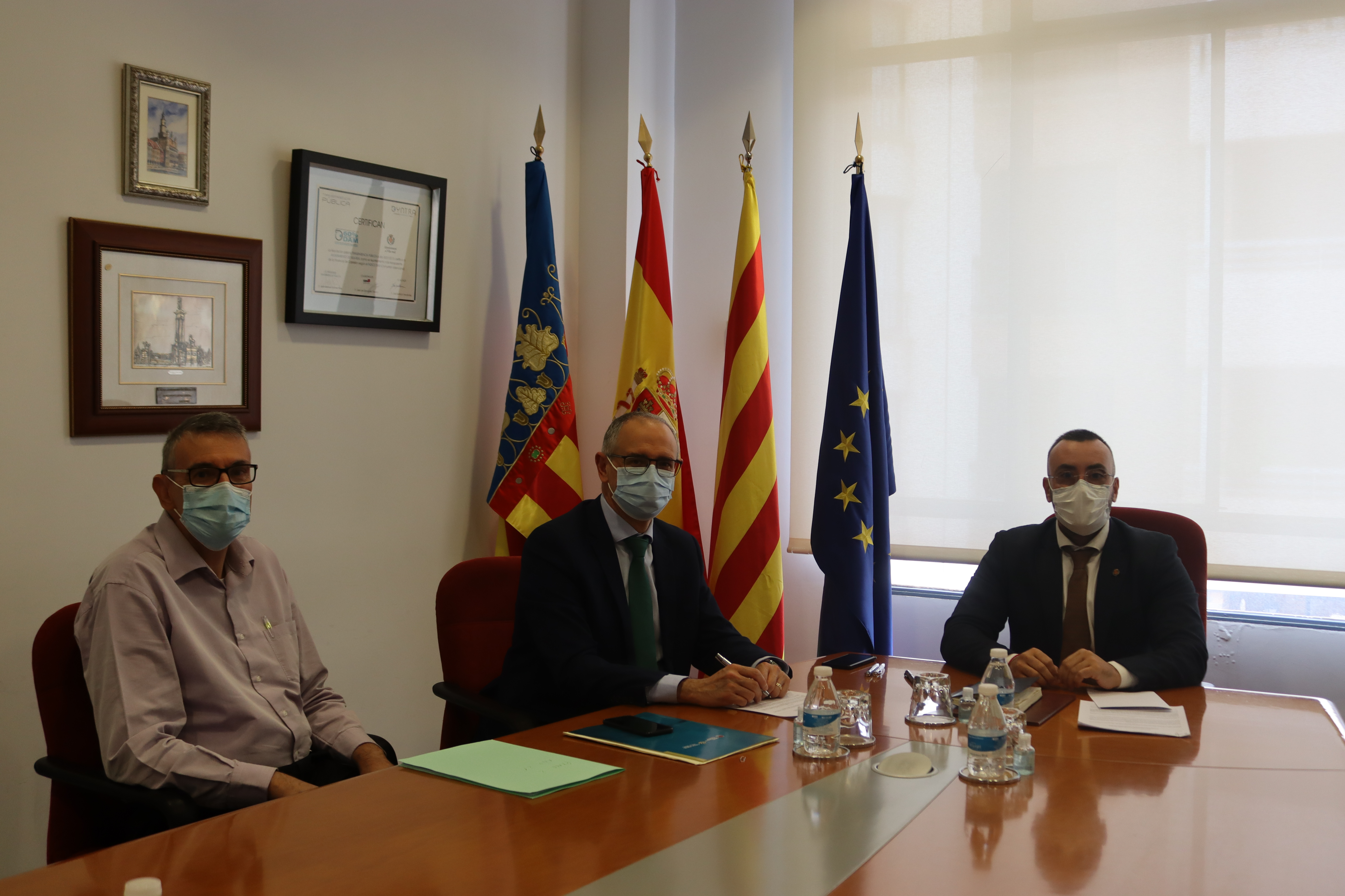 Benlloch firma con Caixa Rural Vila-real el préstamo de 3,2
millones para inversiones de futuro