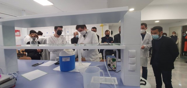 València estrena un laboratorio de FP para formar a los futuros químicos industriales