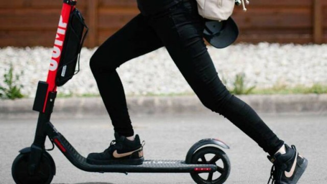 Circular por la acera y usar auriculares y móviles, infracciones de patinetes y bicicletas en El Campello