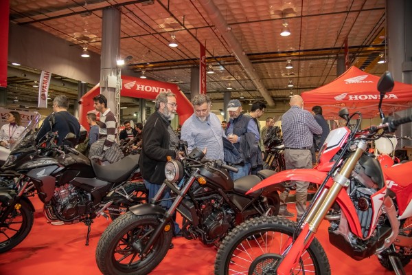 Los salones de la Moto y la Bici de València abren al público con la oferta de 120 firmas y marcas y actividades sobre dos ruedas
