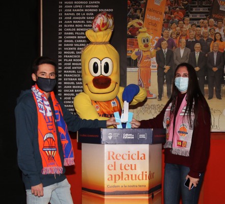 El Valencia Basket impulsa el reciclaje de los aplaudidores de la Fonteta