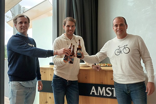Amstel Oro 0,0 acerca a Rafa Nadal a sus seguidores para vivir un momento tan especial como compartir una caña
