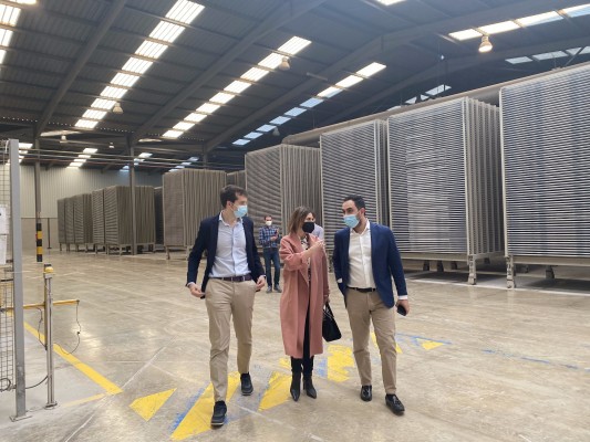 Rocersa recibe la visita en l'Alcora de la directora general de Internacionalización, M.ª Dolores Parra