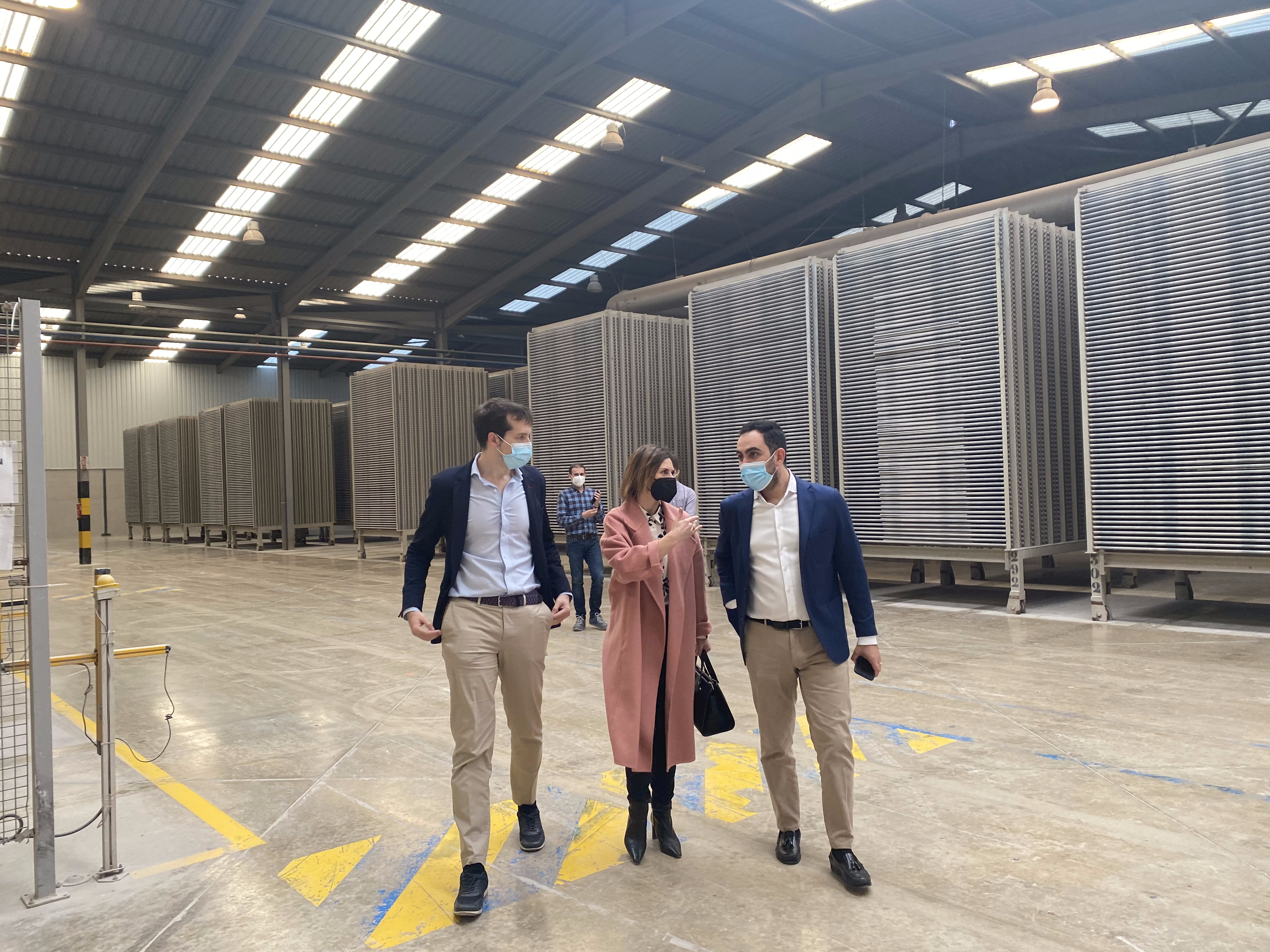 Rocersa recibe la visita en l'Alcora de la directora general de Internacionalización, M.ª Dolores Parra