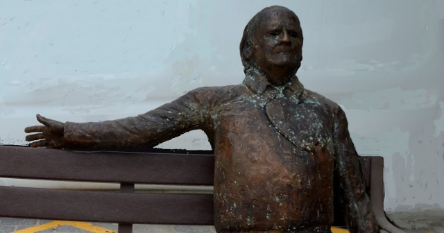  Pepe Yagües planta en Molina la primera escultura en la calle que sirve de biblioteca 
