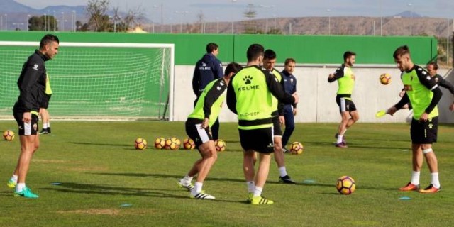 Albacar entrena al margen del grupo y Pelayo no completa la sesión
