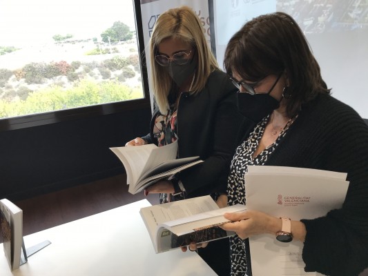 La director general de Cultura Carmen Amoraga visita los museos arqueológicos de Petrer y Crevillent
