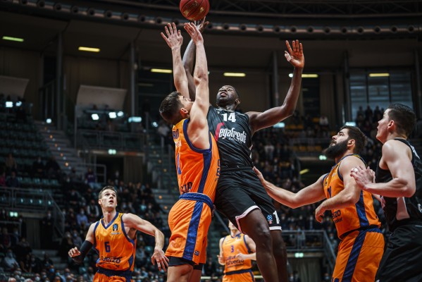 Remontada épica de Valencia Basket en Bolonia