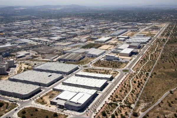 Las empresas de Fuente del Jarro piden soluciones ante el exceso de camiones aparcados en sus vías