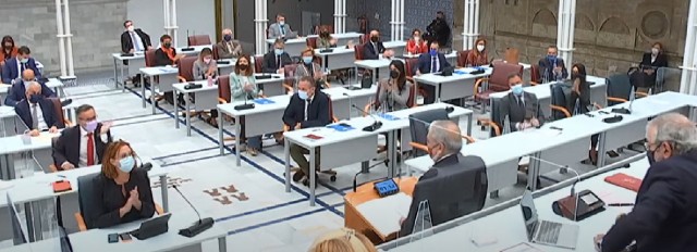 Bronca entre Conesa y Castillo, quien le llama al orden por sus gestos calificándolo como 'caradura'