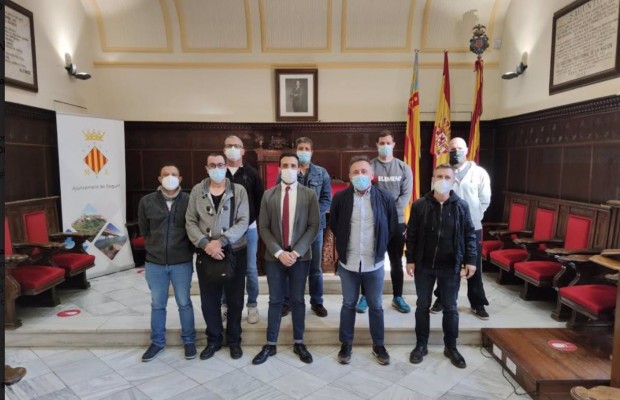 Los amarradores del Puerto de Sagunto denuncian que les obligan a trabajar 680 horas más al año del límite legal