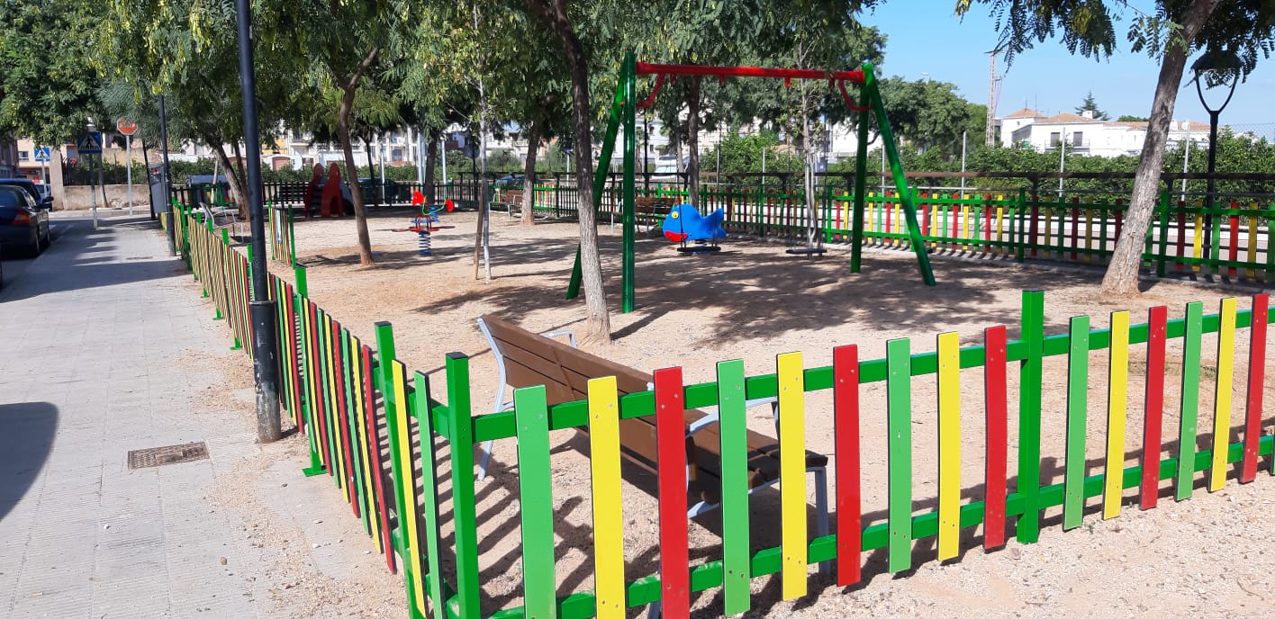 El alumnado del programa 'Et Formem' de Nules adecúa el parque de la calle Tales