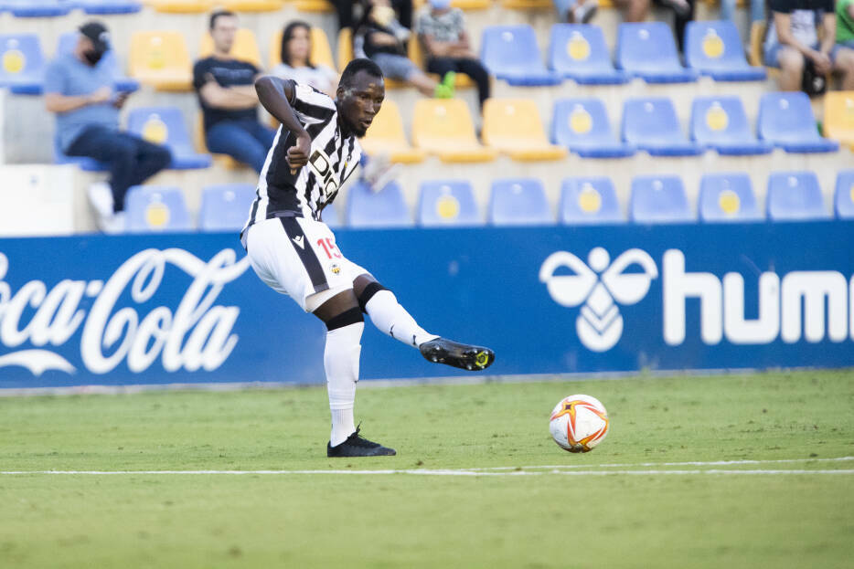 Yac Diori, convocado por Níger, otra baja de peso en el Castellón para recibir al Costa Brava