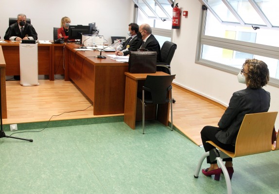 La exalcaldesa de Dénia niega ante el tribunal haber frenado el derribo de una vivienda
