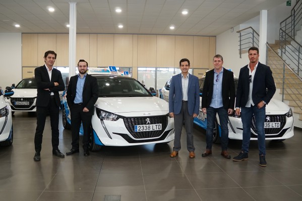 Leonauto entrega una flota de 8 vehículos a Autoescuelas Joaquín