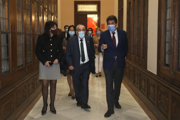 El poeta Alfredo Gómez recibe la condecoración de la Encomienda de Alfonso X El Sabio 

