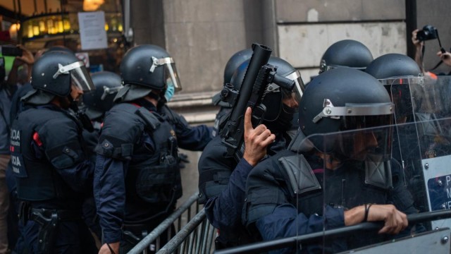 PSOE y Podemos ultiman el pacto sobre la 'Ley Mordaza' que prohíbe el uso de pelotas de goma