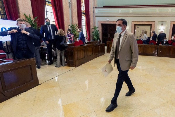 PSOE y Cs no se rinden en Guadalupe: buscan la fórmula para derrocar al pedáneo de Vox