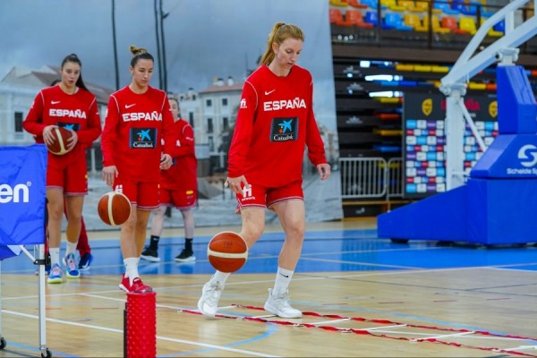 6 jugadoras taronja afrontan la clasificación para el Eurobasket 2023
