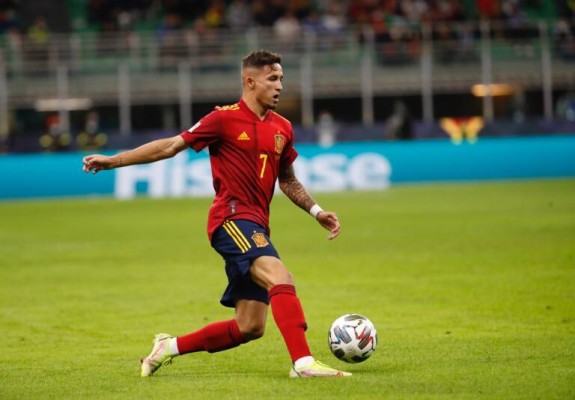 Yéremi Pino, baja con la selección por una lesión muscular
