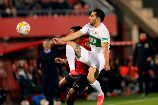Mallorca y Elche empatan en la primera parte de un partido igualado