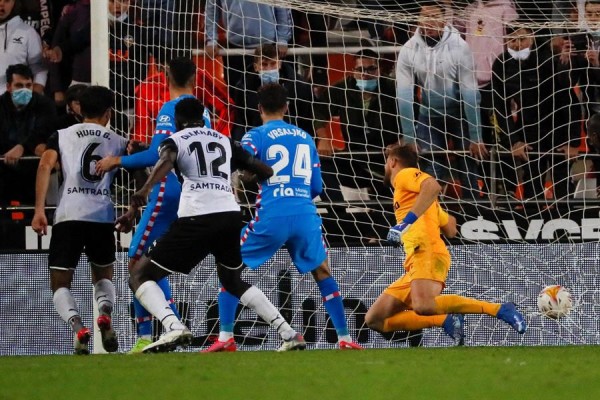 Hugo Duro desata la locura en Mestalla con un 'puntazo' ante el Atlético