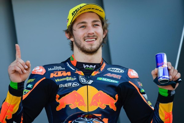 Gardner supera a Raúl Fernández y acaricia el título de Moto2