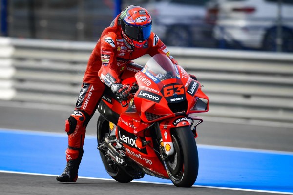 Bagnaia suma su tercera victoria de la temporada a pesar de la bandera roja
