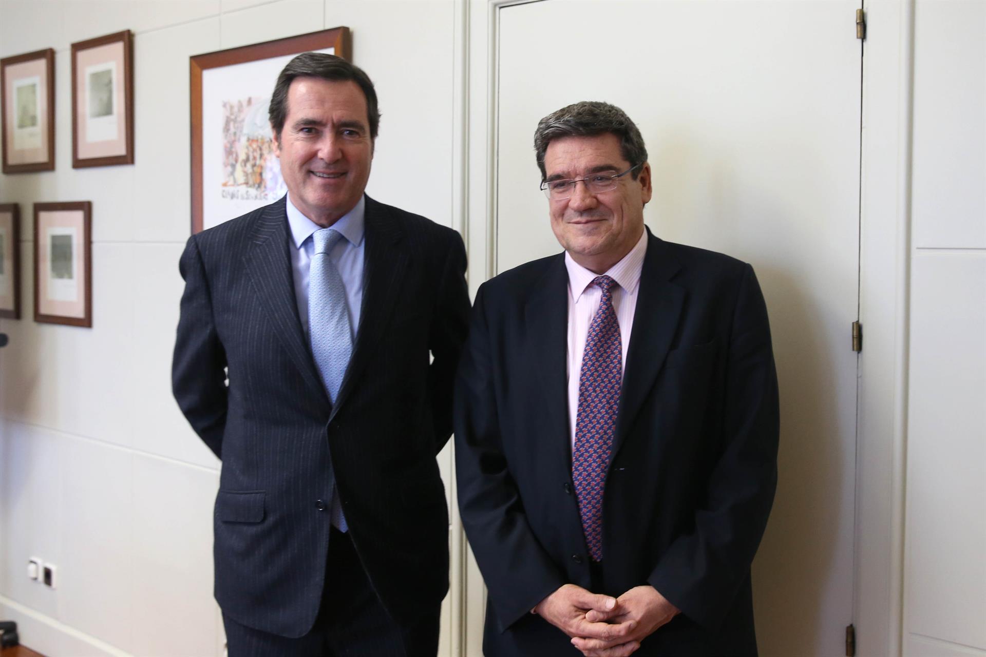 José Luis Escrivá (dcha) con el presidente de la CEOE, Antonio Garamendi. Foto: MINISTERIO DE INCLUSIÓN - 