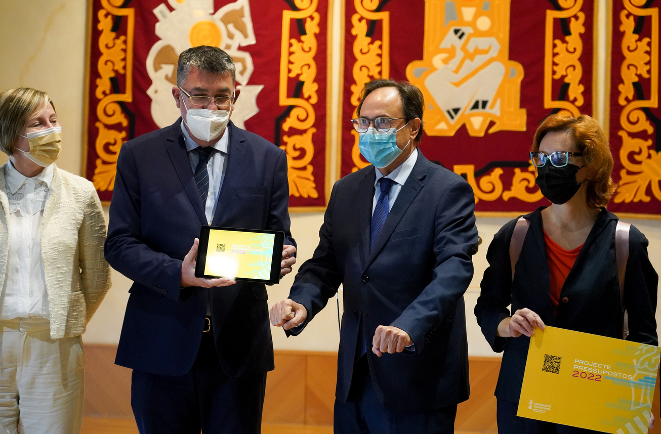 El conseller Soler entrega el proyecto de Presupuestos en Les Corts, el pasado miércoles. Foto: EDUARDO MANZANA - 