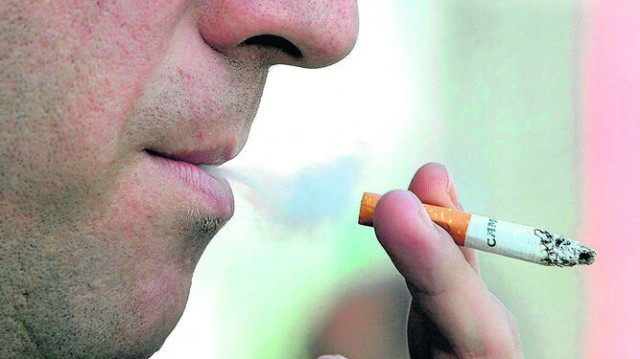 Despertarse por la noche para fumar se debe más al estrés que a la adicción, según un estudio
