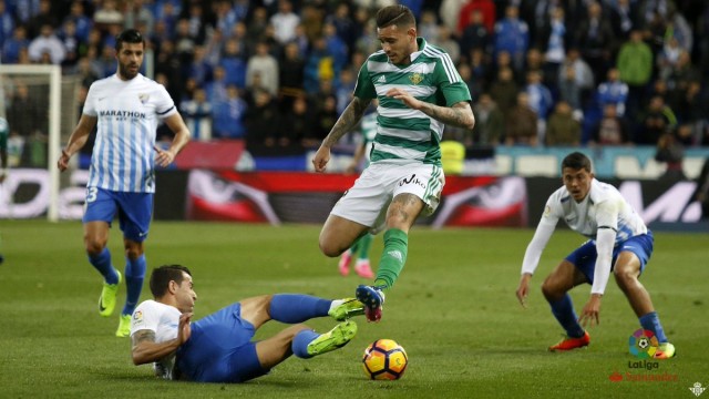 El Betis gana el duelo regional y deja al Málaga tocado y en peligro