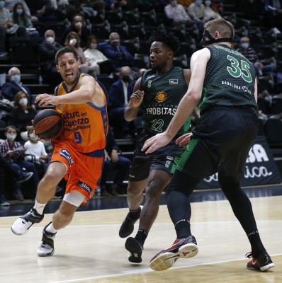 Valencia Basket sufre y saca la garra para ganar en la Fonteta