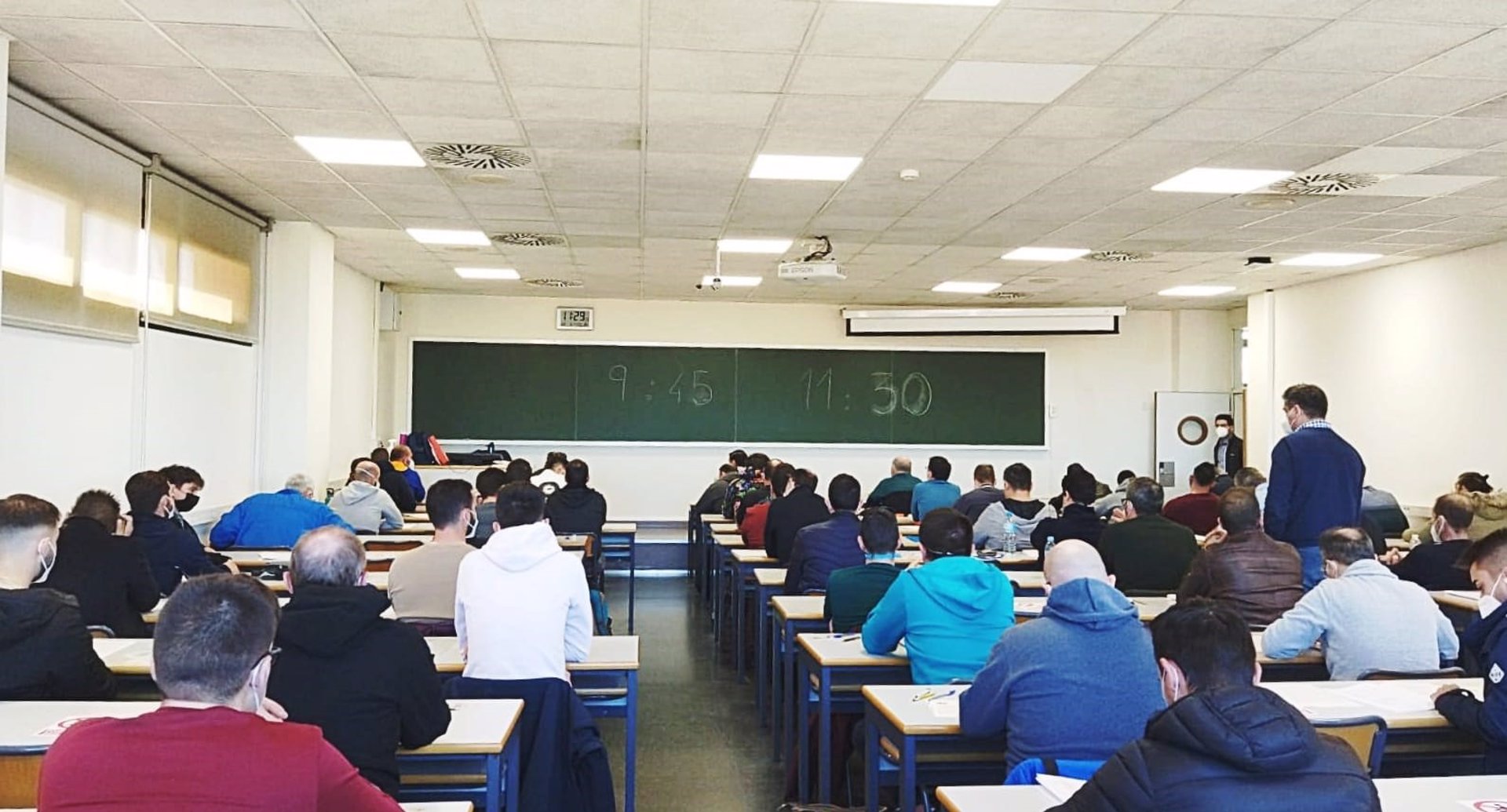 Más de 200 personas se examinan en las pruebas para optar a once puestos en FGV