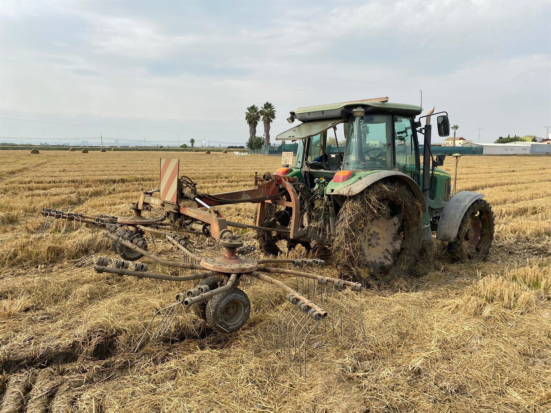 El Consell Agrari suma una nueva herramienta para facilitar la recogida de la paja del arroz