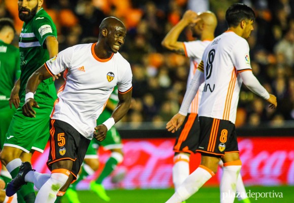 Mangala se estrena como goleador