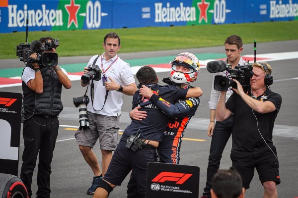 Verstappen busca abrir hueco con Hamilton en terreno amigo