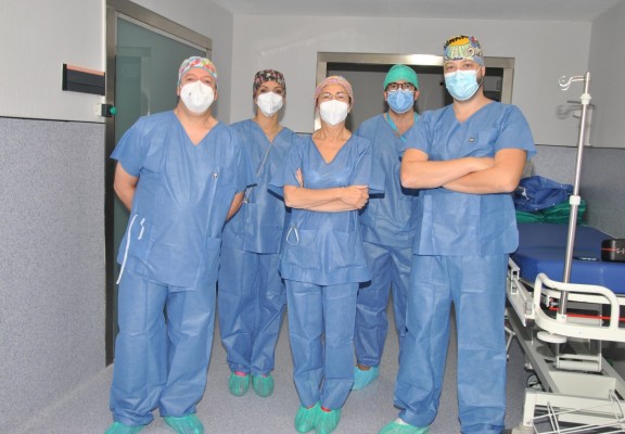 El General se convierte en el segundo hospital de la Comunitat en poner prótesis total de muñeca