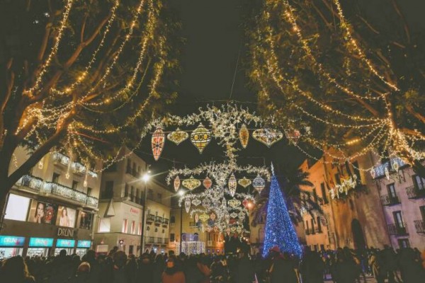 Elche adjudica el alumbrado navideño para la ciudad y autoriza pequeñas promociones de vivienda