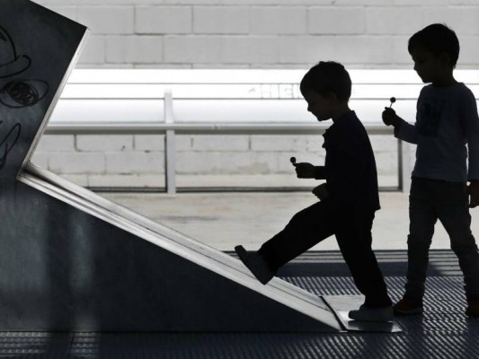 Los consistorios recibirán 14,7 millones para crear bolsas de cuidados profesionales para menores de 14 años