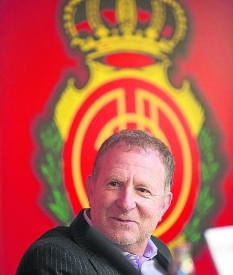 El dueño del Mallorca, rival del Elche este domingo, salpicado por acusaciones de racismo y sexismo